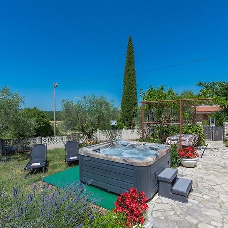 Ferienhaus Zora With Whirlpool Sveti Lovreč Pazenatički Eksteriør billede