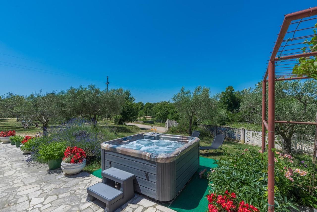 Ferienhaus Zora With Whirlpool Sveti Lovreč Pazenatički Eksteriør billede